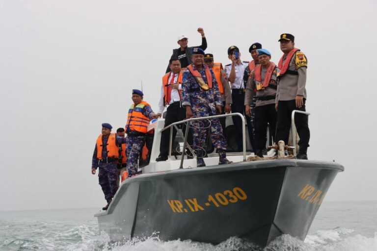 Ingatkan Jasa Pahlawan, Polres Kendal Gelar Upacara Tabur Bunga di Pelabuhan Kendal Dalam Rangka HUT Polairud ke-73