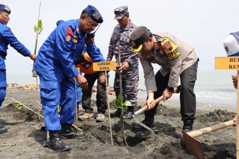 Sambut HUT Polairud ke-73, Polres Kendal Bagikan Sembako dan Tanam Pohon di Pantai Ngebum