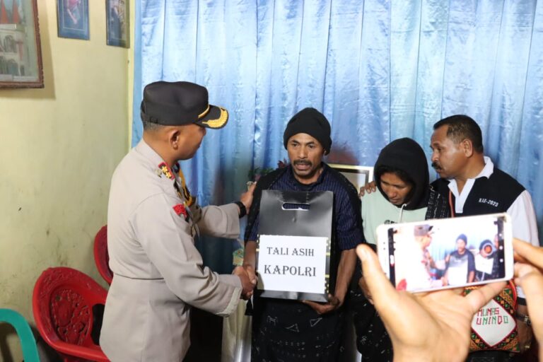 Kapolres Ngada Temui Orang Tua Almarhum Bharada Bonifasius Jawa Yang Gugur Dimedan Tugas