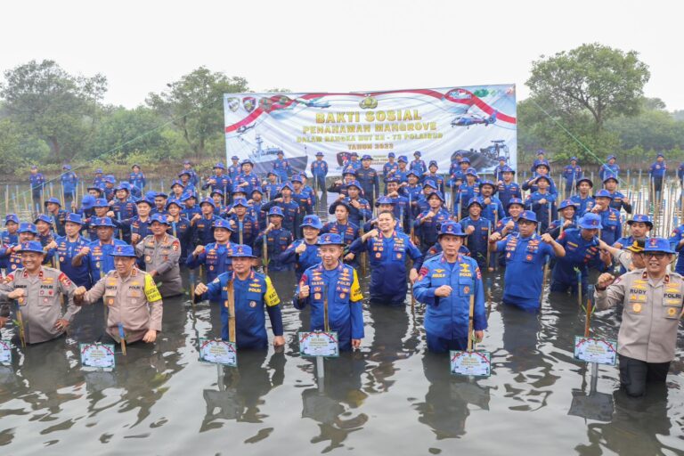 HUT Ke-73 Polairud Tanam Mangrove dan Bersih-Bersih Pantai Tanjung Pasir, Tangerang