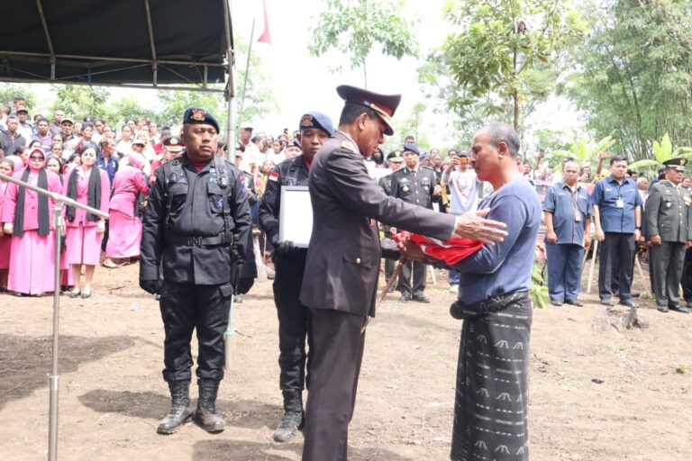 Kapolda NTT Pimpin Upacara Pemakaman Almarhum Bharatu Anumerta Bonifasius Jawa