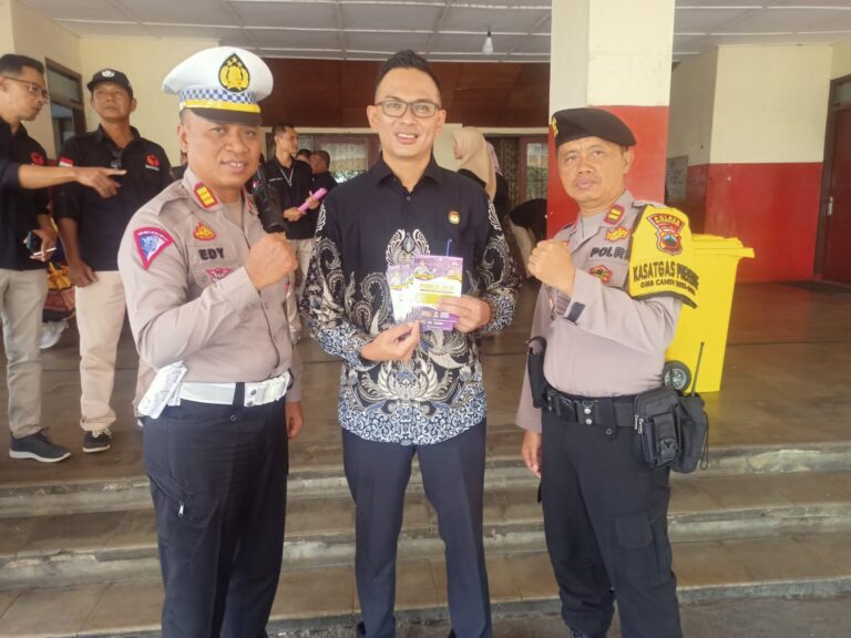 Sat Lantas Polres Wonogiri Bagikan Brosur Tertib Berlalulintas Saat Apel Siaga Pengawasan Tahapan Kampanye Pemilu 2024