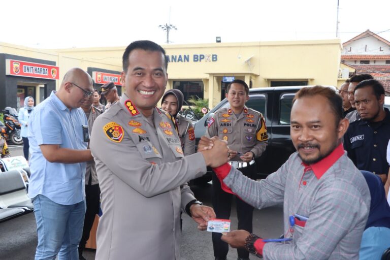 Polresta Cirebon Berikan SIM D Gratis ke Penyandang Difabel