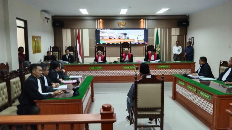 Panji Gumilang  Menjalani Sidang Perdana Di Pengadilan Negeri Indramayu