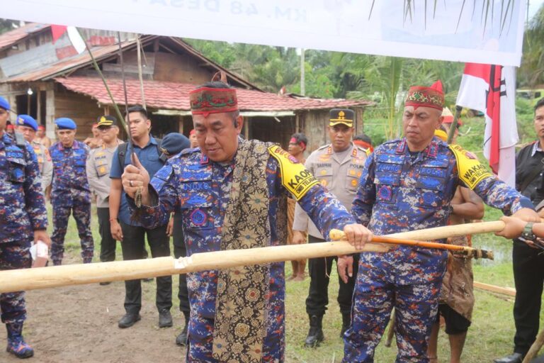 Junjung Tinggi Adat Budaya Setempat, Kapolda Kalteng Kunjungi Rumah Betang Perajah Motanoi Di Sampit