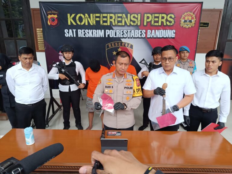 Sat Reskrim Polrestabes Bandung menangkap dua orang pelaku begal yang berinisial RM dan RF