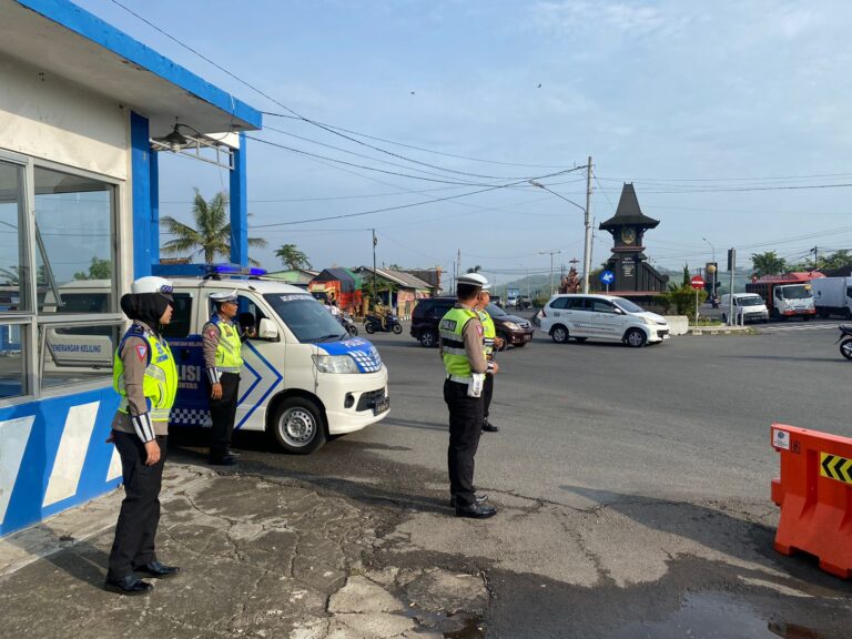 Polres Wonogiri Berikan Pelayanan Pengamanan Dan Pengaturan Kamseltibcar Lantas di Pagi Hari