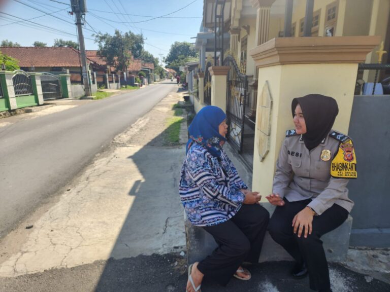 Patroli Dialogis Bhabinkamtibmas: Membangun Kedekatan dan Sinergi dengan Warga di Kelurahan Tarikolot
