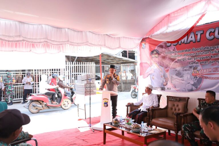 Kapolres Banjarmasin Kombes Pol Sabana Atmojo Sik,M.H Melaksanakan kegiatan Jumat Curhat.