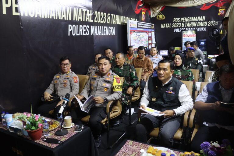 Kapolres Majalengka dan Forkopimda Ikuti Zoom Meeting Pemantauan Kamtibmas Malam Tahun Baru 2024 di Pos Pam GGM Majalengka