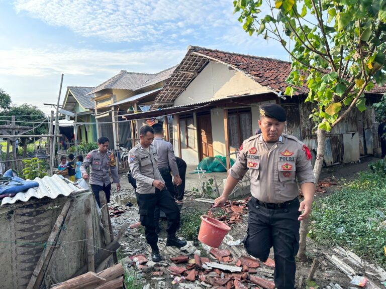 Polres Indramayu Segera Bersihkan Puing-Puing Pasca Bencana Angin Puting Beliung di Wilayah Kecamatan Juntinyuat