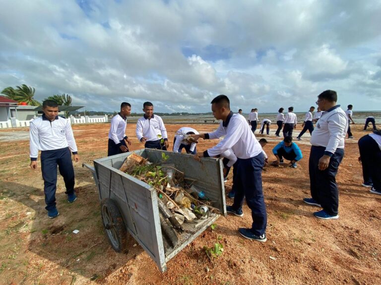 Pangkalan TNI AL Lanal Ranai Aksi bersih-bersih Pantai di Lingkup Kantor Lanal Ranai dalam rangka HUT Kowal ke-61 dan Hari Dharma Samudera TNI AL ,