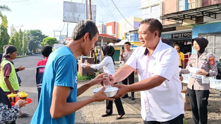 Polres Majalengka Menyentuh Hati dengan Jumat Berbagi Presisi di Pasar Cigasong