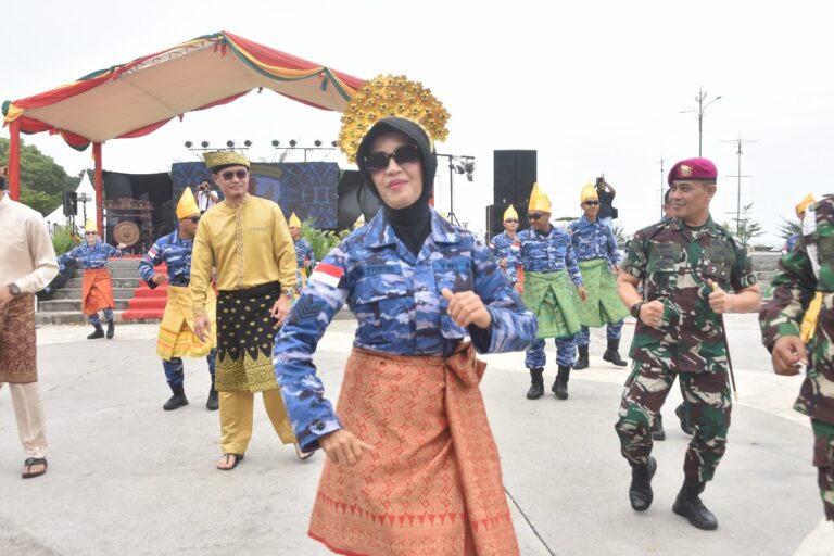 Penampilan Tarian Ayam Didik Oleh Personel Lanud Raja Haji Fisabilillah Pukau Masyarakat Pada Acara HUT Kota Tanjungpinang Yang Ke-240 Tahun.