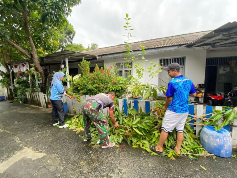 Prajurit Lanal Ranai khususnya Warga komplek TNI AL Ranai Gelar Gotong Royong Bersama Nembersihkan Rumah Dinas Agar Terciptanya lingkungan Bersih dan Sehat.