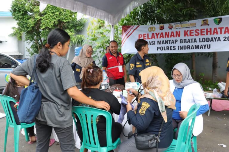 Polres Indramayu Berikan Layanan Kesehatan Gratis Untuk Petugas Pelipatan Surat Suara Pemilu