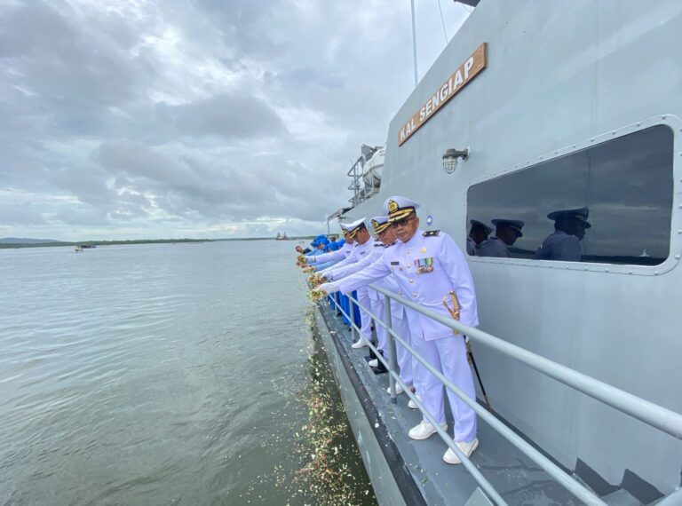 Mengenang Kepahlawanan Pejuang Laut, Pangkalan TNI AL Lanal Ranai Laksanakan Upacara Tabur Bunga di Dermaga Posal Penagi.