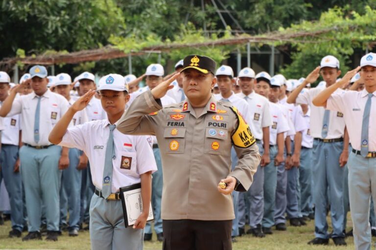 Jadi Pembina Upacara di SMAN I Gemuh, Kapolres Kendal Himbau Larangan Knalpot Brong