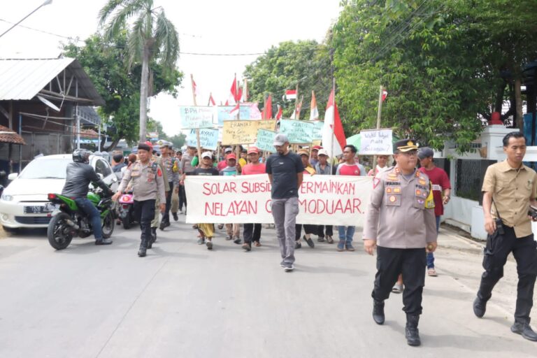 Polres Indramayu Memberikan Pelayanan Humanis Dalam Mengawal Aksi Damai Nelayan Eretan
