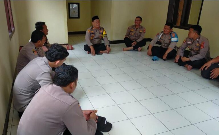 Polresta Cirebon Gelar Binrohtal di Masjid Syarif Hidayatullah Aspol Kaliwadas