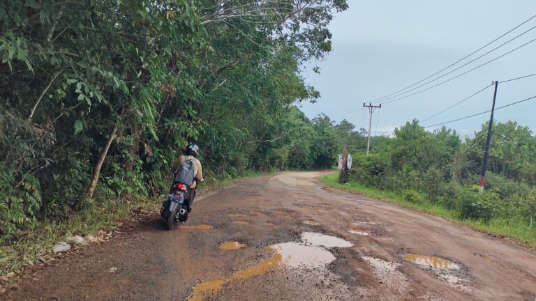 Jalan Lintas Singkep Barat Lingga Belum Ada Perubahan, Warga Nantikan Perusahaan Perbaiki