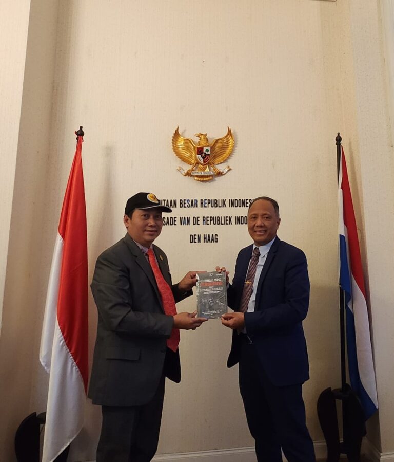 Buku Karya Irjen Dedi Prasetyo Diserahkan ke Para Dubes, Ini Tujuannya