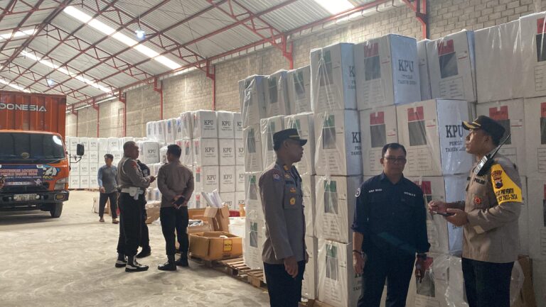Polisi Kawal Pendistribusian Logistik Pemilu Ke Wilayah Utara Boyolali