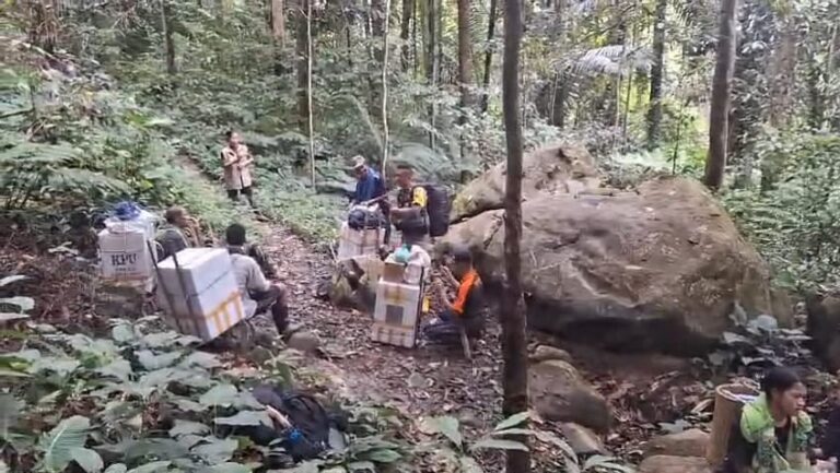 Pemilu 2024, Empat Anggota Polres Banggai Jalan Kaki Tiga Hari Kawal Logistik ke Pelosok Pagimana