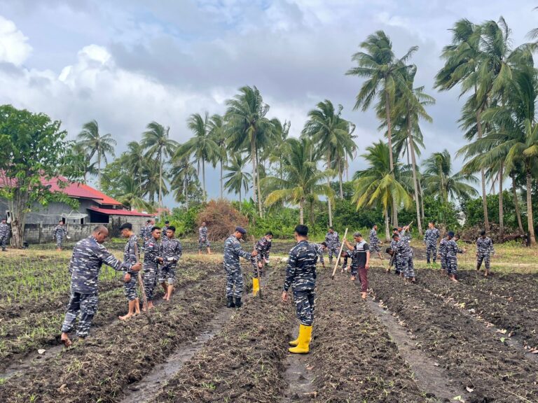 Program Ketahanan Pangan 2024 Komandan Lanal Ranai Pimpin Langsung Penanaman Jagung