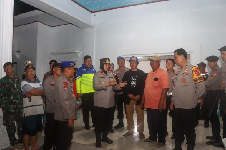Kapolresta Cirebon Tinjau Lokasi Terdampak Banjir di Kecamatan Gebang