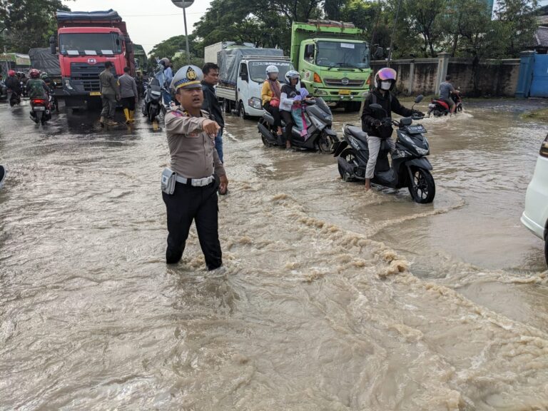 Polresta Cirebon Bantu Warga Terdampak Banjir di Kabupaten Cirebon