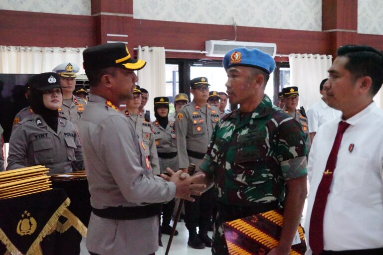 Kapolres Metro Bekasi Berikan Penghargaan Kepada Anggota Paspampres dan Personel
