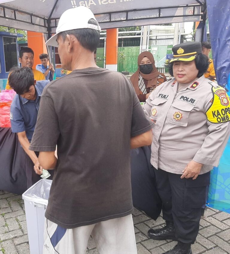 Tebar Kebaikan Kapolsek Bekasi Utara Berbagi 100 Nasi Kotak