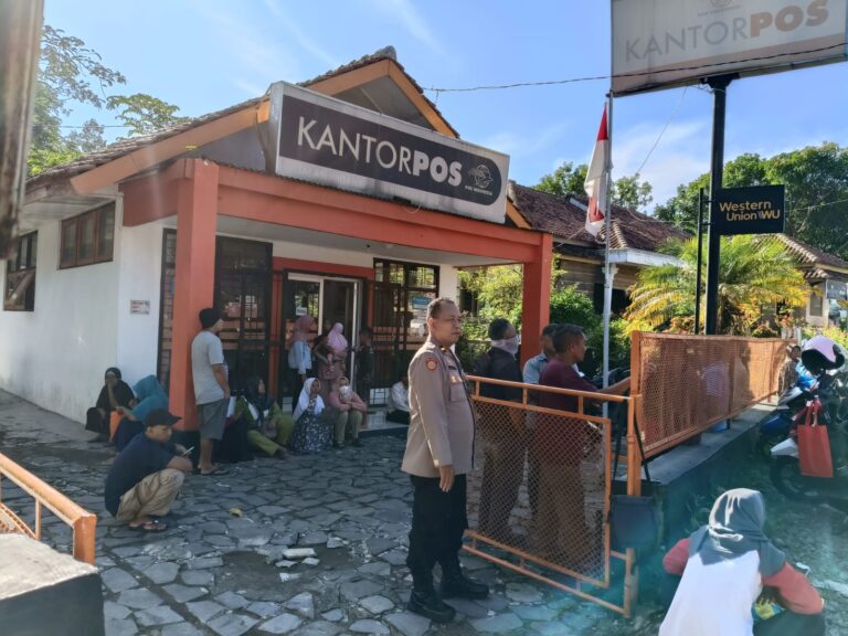Kanit Samapta Polsek Sukahaji, IPDA Riyana, Monitor Penyaluran Bantuan Sosial PKH Triwulan 1 Tahun 2024