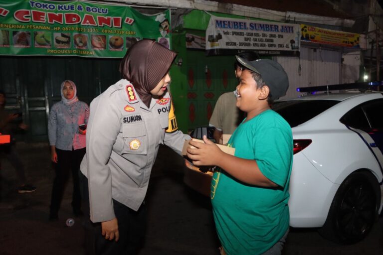 Polresta Cirebon Gelar Patroli Sahur, Cegah Gangguan Kamtibmas dan Ajak Segera Sahur
