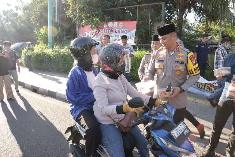 Polres Metro Jakarta Barat dan Polsek Kalideres Bagikan 250 Paket Takjil dan Santunan untuk Anak Yatim