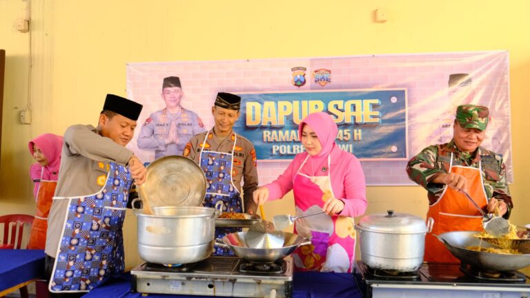 500 Nasi Kotak Hasil Olahan Dapur SAE Polres Ngawi Dibagikan ke Masyarakat Paron