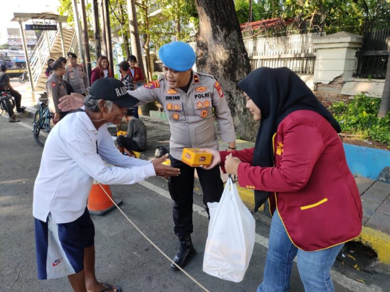 Kolaborasi Kepolisian dan Mahasiswa dalam Berbagi Takjil di Jakarta Barat