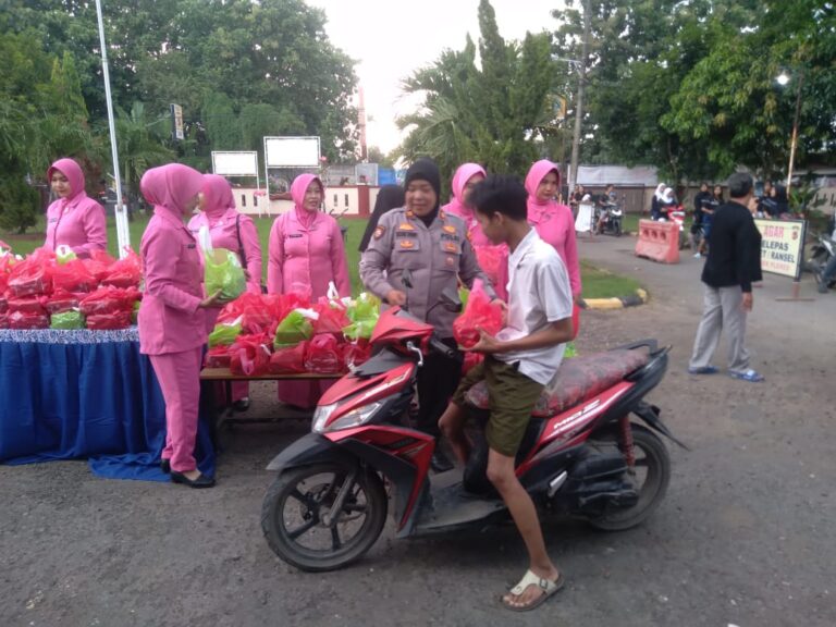Jalin Silaturahmi Dengan Masyarakat” Polsek Plered Bersama Ibu Bayangkari Berbagi Takjil