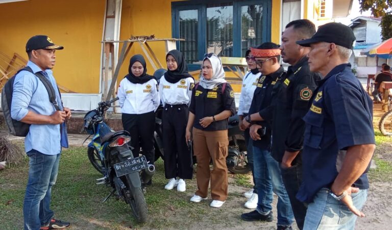 Keluarga Besar Gagak Hitam Kabupaten Lingga membagikan takjil kepada warga Yang berkendara dijalan Simpang 4, Kota Dabo.