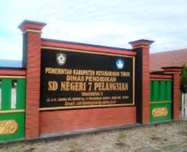 Dituduh Pecahkan Kaca Jendela Ruang Kelas dan Disekolah Bawa HP Satu Siswa SMPN 7 Pelangsian Dikeluarkan dari Sekolah.