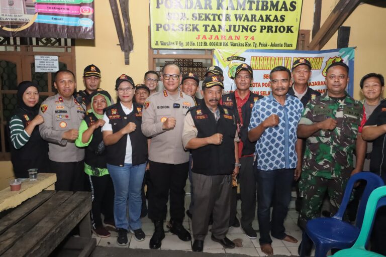 Sampaikan Pesan Kamtibmas Kapolres Metro Jakut Kunjungi Posko Pokdarkamtibmas Warakas