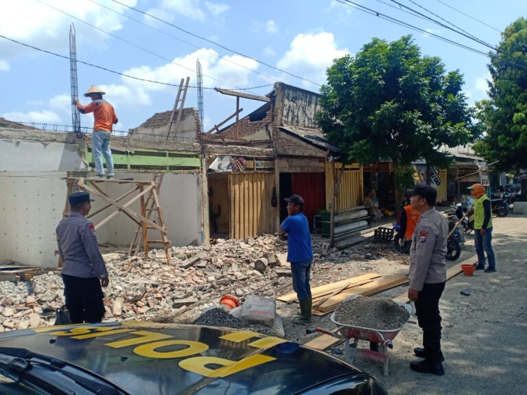 Anggota Polsek Karanganyar Bantu Warga Membangun Rumah