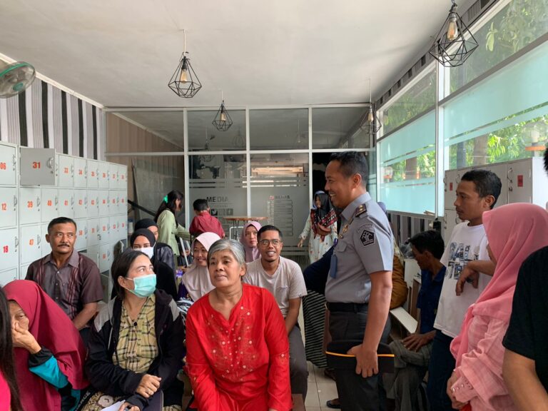 Plt Kalapas Budi Ruswanto Kontrol dan Pemeriksaan Langsung Pelayanan Kunjungan dan Penitipan Barang