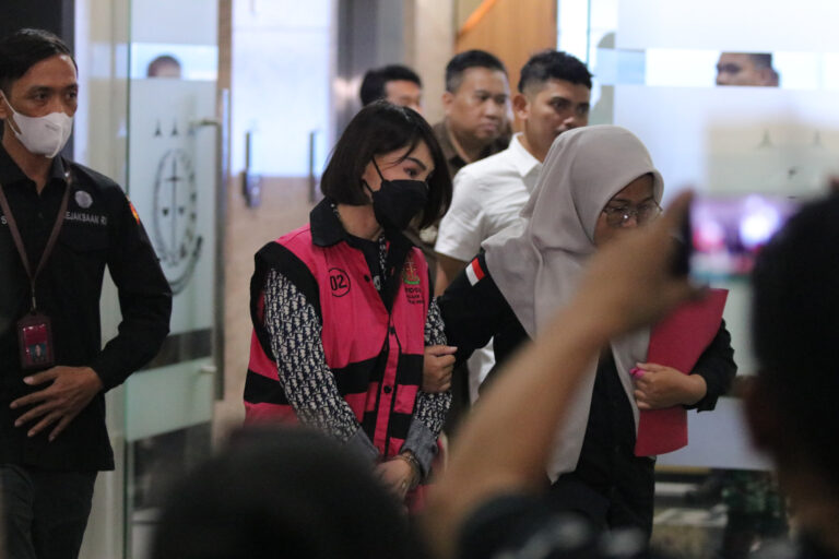 Tim Penyidik Menahan Tersangka HLN Selaku Manager PT QSE dalam Perkara Komoditas Timah