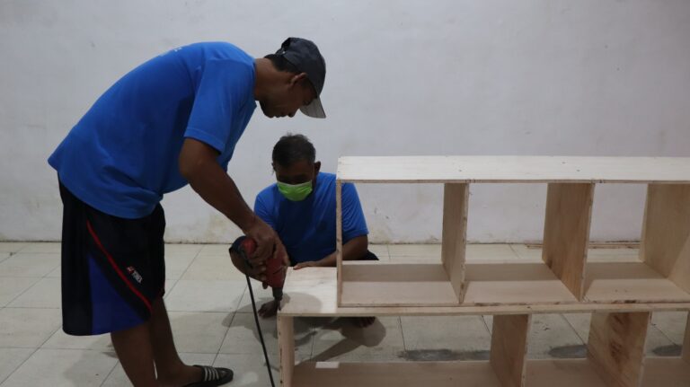 Pembinaan Meubelair Lapas Kediri Ciptakan Karya Berupa Almari Loker