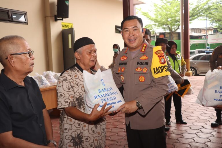 Bakti Sosial Ramadhan, Kapolres Metro Jakarta Pusat Bagikan 500 Paket Sembako