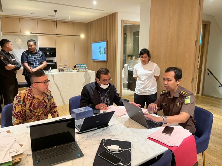 Tim Penyidik Menyita 2 (dua) Unit Mobil Mewah Milik Tersangka HM dalam Perkara Komoditas Timah