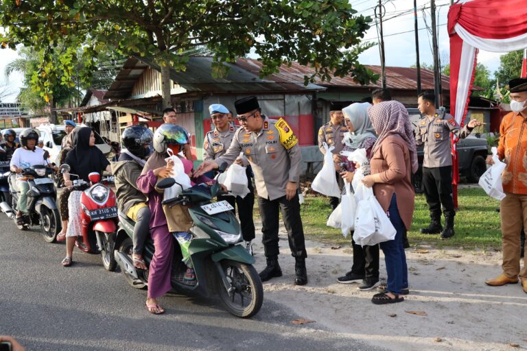 Safari Ramadan di Palangka Raya, Kapolda Kalteng Kembali Bagikan Takjil ke Masyarakat