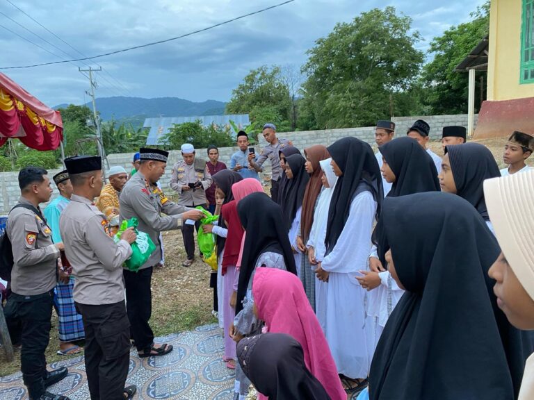 Safari Ramadhan: Kapolres Ngada Bersama Personilnya Santuni Anak Yatim-Piatu